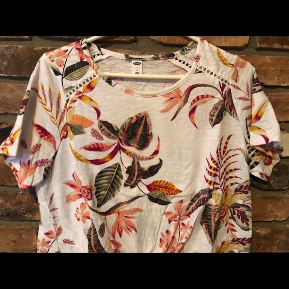 Woman’s Floral Front Knot T-Shirt - Picture 3 of 5